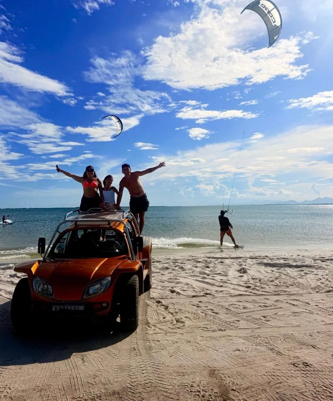 Buggy dourado em roteiro turístico terrestre em Arraial do Cabo